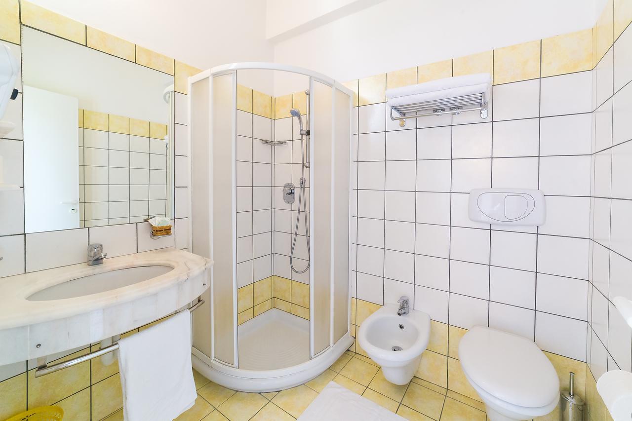 Family Room Bathroom,696300402:JPEG